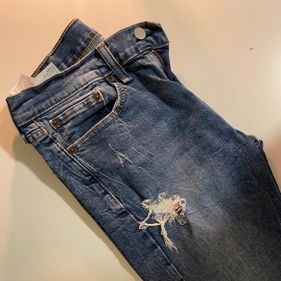 Medium blue ripped Levi jeans - Picture 1 of 6